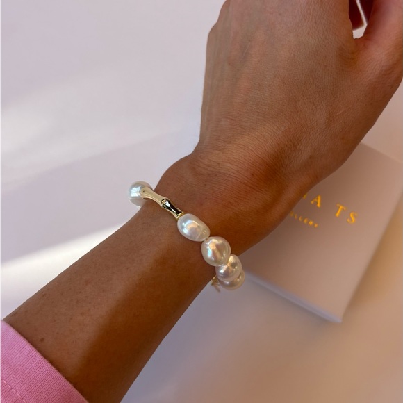 2 Elegant Pearl Bracelet with Gold Accents - Picture 4 of 7